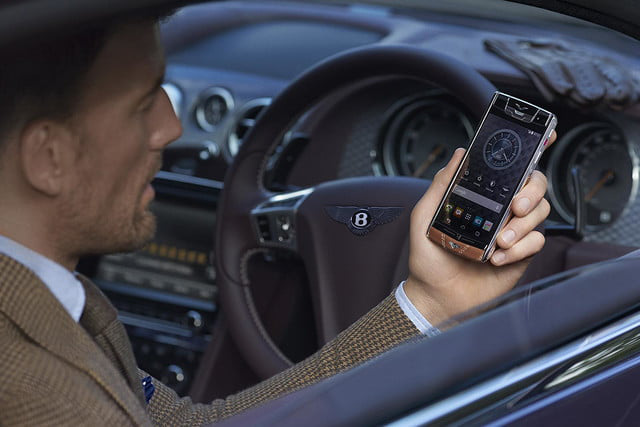 Trên tay điện thoại Vertu dành cho Bentley, giá bán choáng váng